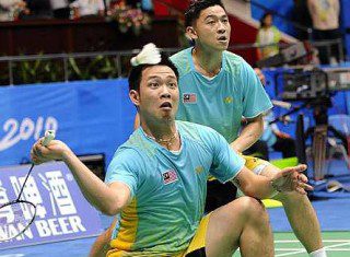 Strong determination: Koo Kien Keat (left) goes down on his knees to retrieve a shot as Tan Boon Heong looks on in the quarter-final match against Japan&rsquo;s Hirokatsu Hashimoto-Noriyasu Hirata yesterday. The Malaysians won 21-19, 13-21, 21-18.